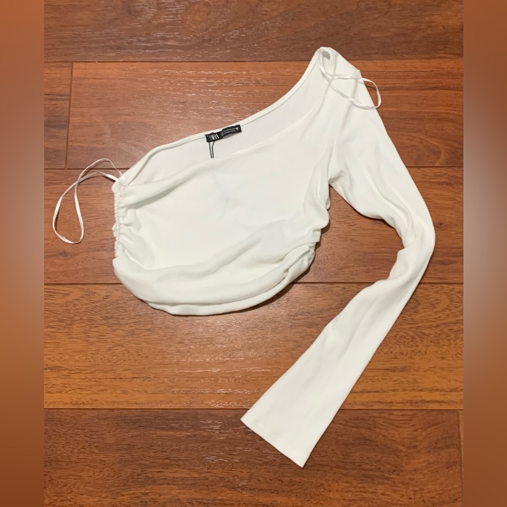 Zara White One Shoulder Long Sleeve Ruched Crop Top. Size Medium